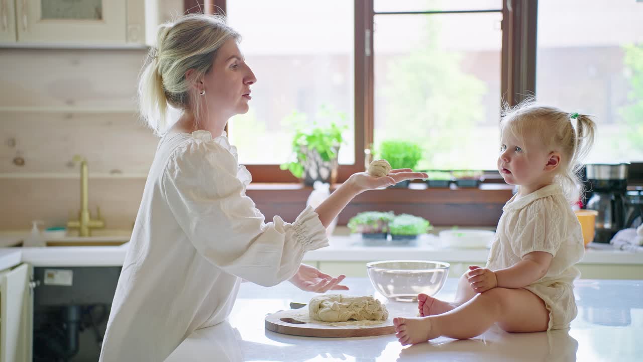 어머니 와 딸 이 함께 베이킹 하고 있다