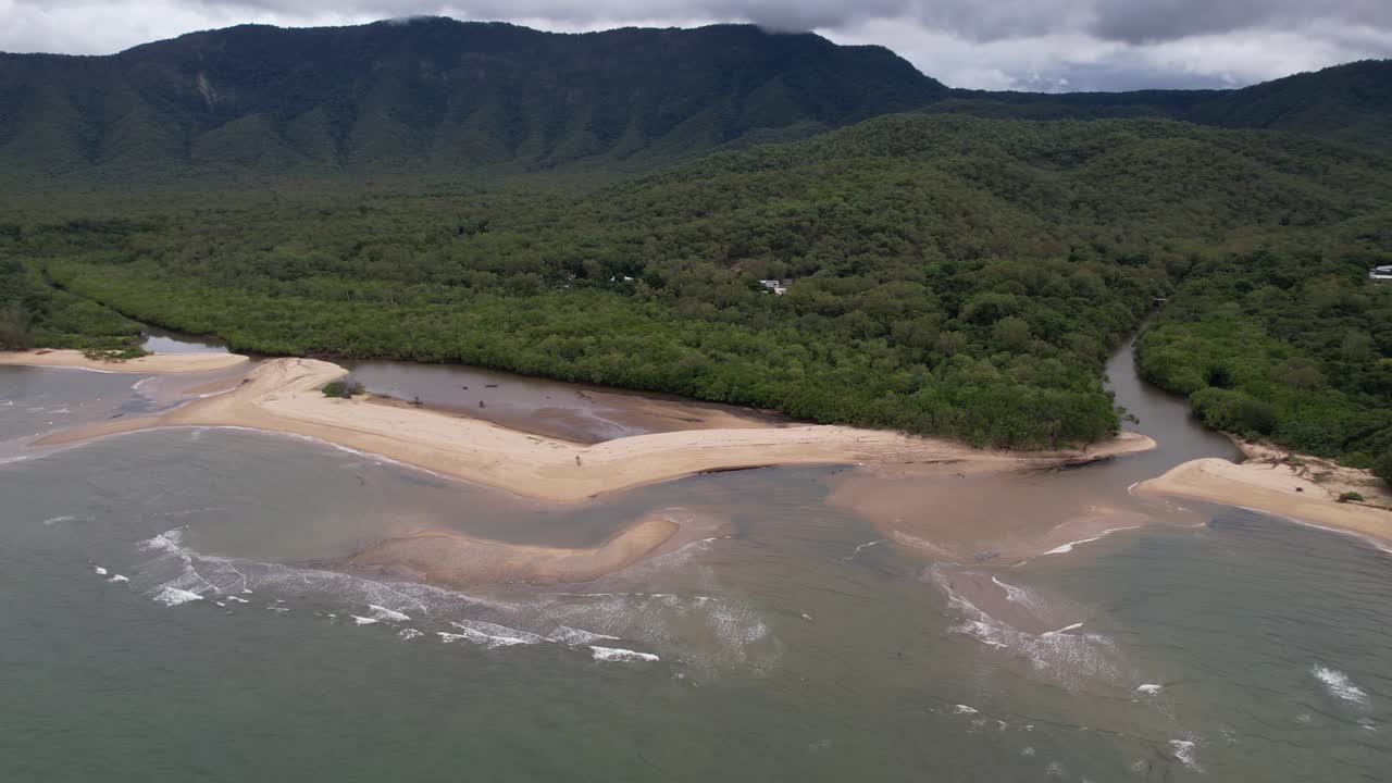 vista aérea del paisaje de la costa oeste de australia, bosque verde, playa y ríos que desembocan en el mar