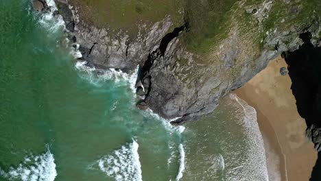 Cala-De-Playa-En-Cornwall-Desde-Una-Vista-Aérea-De-Arriba-Hacia-Abajo-Sobre-Las-Olas-Del-Océano-Y-Acantilados,-Reino-Unido