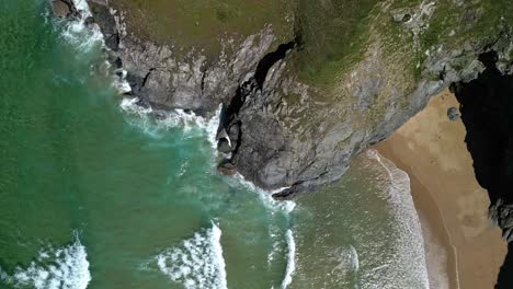 beach cove en cornwall desde una vista aérea de arriba hacia abajo sobre las olas y acantilados del océano, reino unido