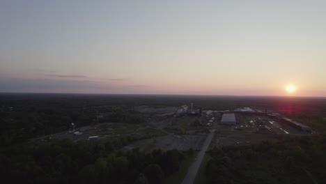 Desde-Una-Gran-Altura,-Un-Dron-Capturó-La-Puesta-De-Sol-En-El-Horizonte-Y-Un-Pequeño-Pueblo-De-Ohio-Rodeado-De-árboles