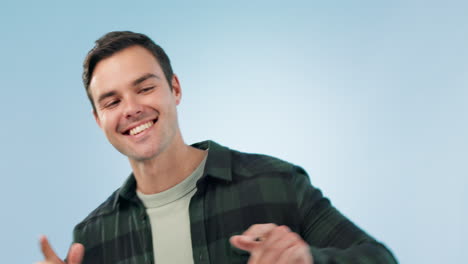 baile, celebración y hombre feliz en el estudio