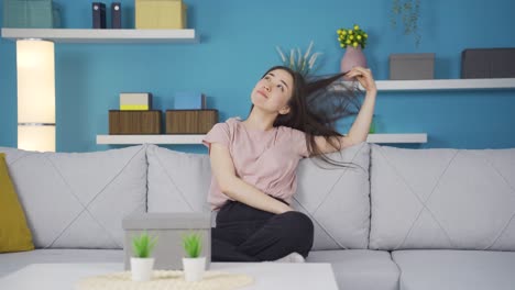 una adolescente asiática aburrida.
