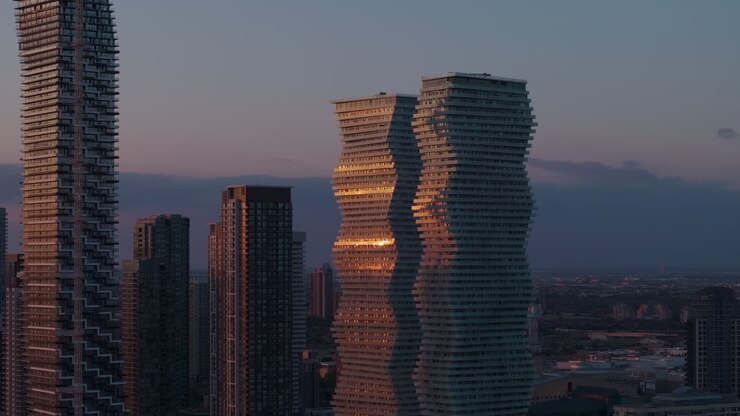 Condomínios M City no centro de Mississauga ao pôr do sol em um horizonte urbano tranquilo