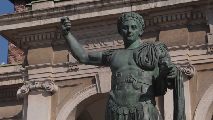 Statua dell'Imperatore Costantino davanti a una chiesa a Milano, Italia.