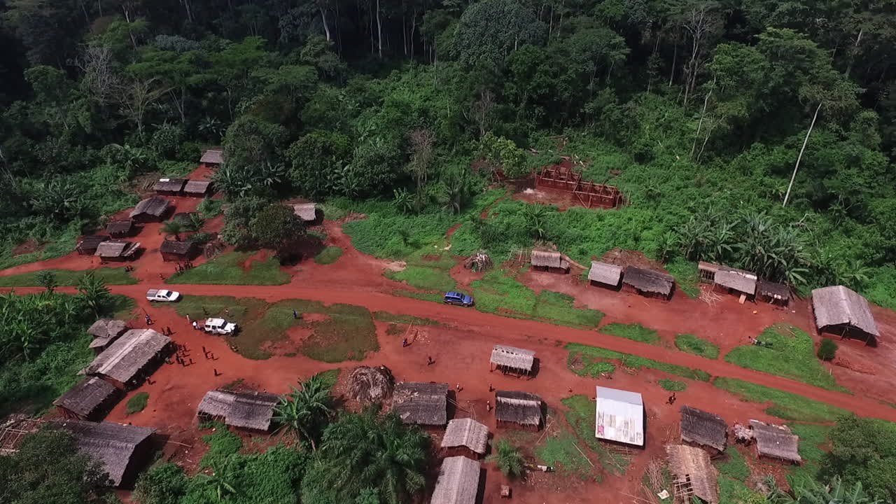 vista aérea alrededor de un pueblo pobre en las selvas de camerún, áfrica - órbita, disparo de drones