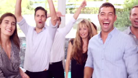 amigos felices bailando