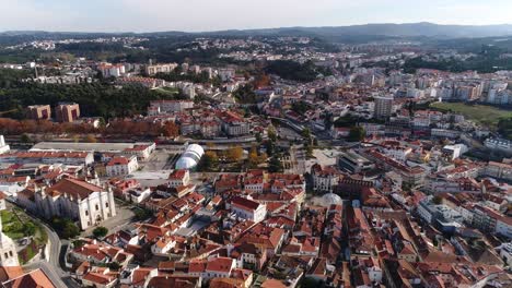 leiria 的高角度景觀,中間有城堡