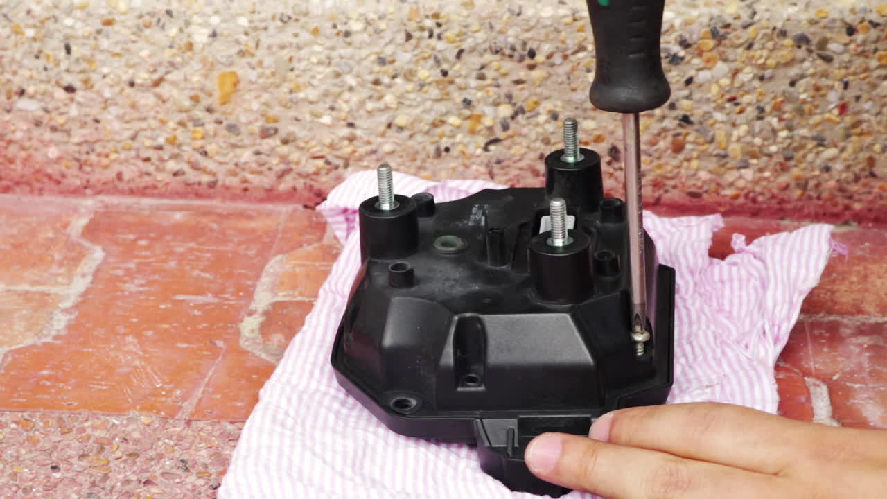 남자 정비사 손가락이 나사를 조이고 드라이버로 플라스틱 부분을 닫습니다.