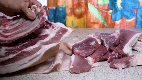 proceso de división de cerdo, separando las costillas del lomo en la mesa de la cocina, plano medio