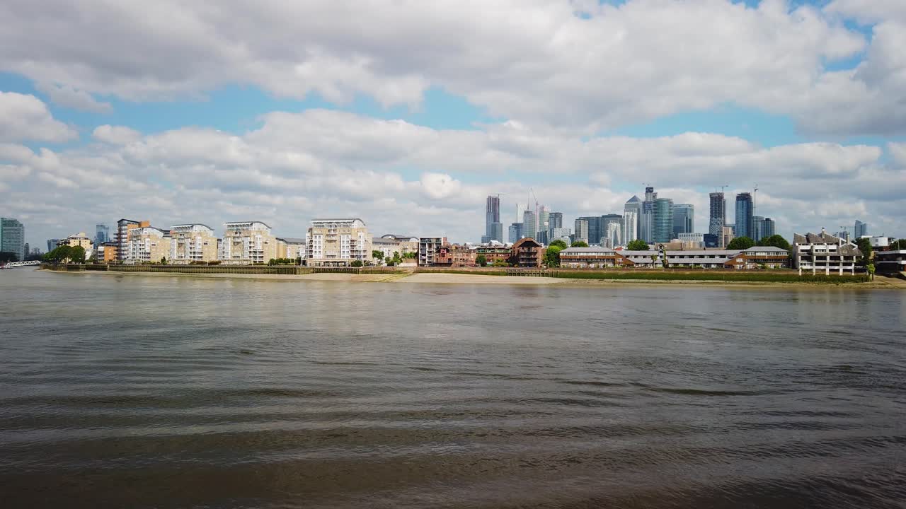 화창한 날 그리니치 해안에서 촬영된 런던 금융 지구