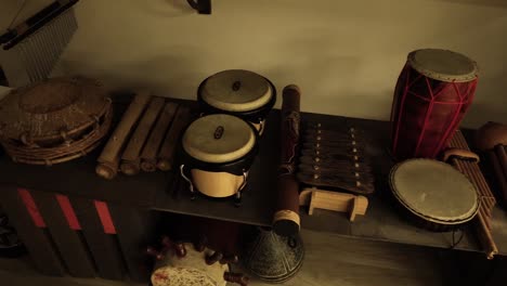 colección de tambores e instrumentos musicales