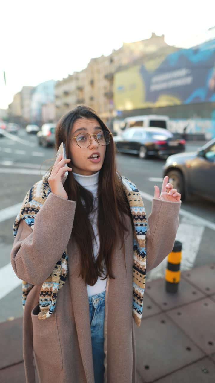 mujer joven en la calle