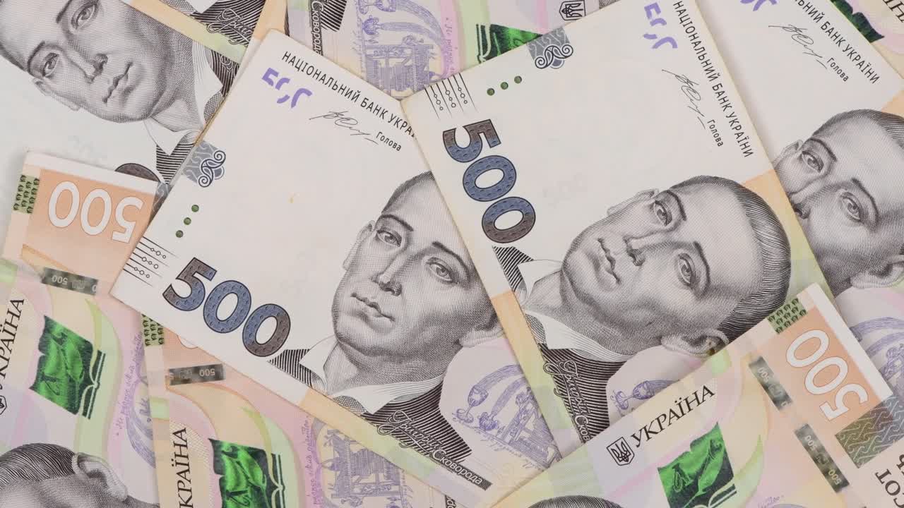 500 uah (hryvnia ucraniana) la moneda nacional de ucrania. vista de arriba. movimiento en bucle. rotación 360.