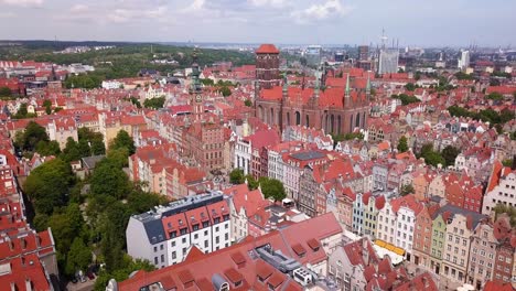 Toma-Aérea-Del-Casco-Antiguo-De-Gdansk