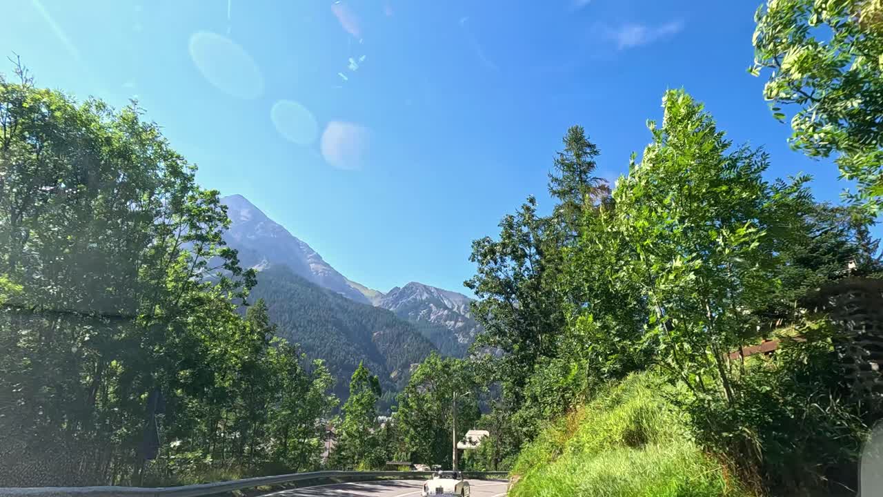 이탈리아 피에몬테의 산악 지형을 가로질러