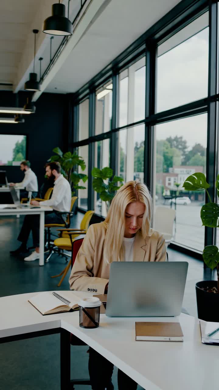 женщина, работающая в современном офисе