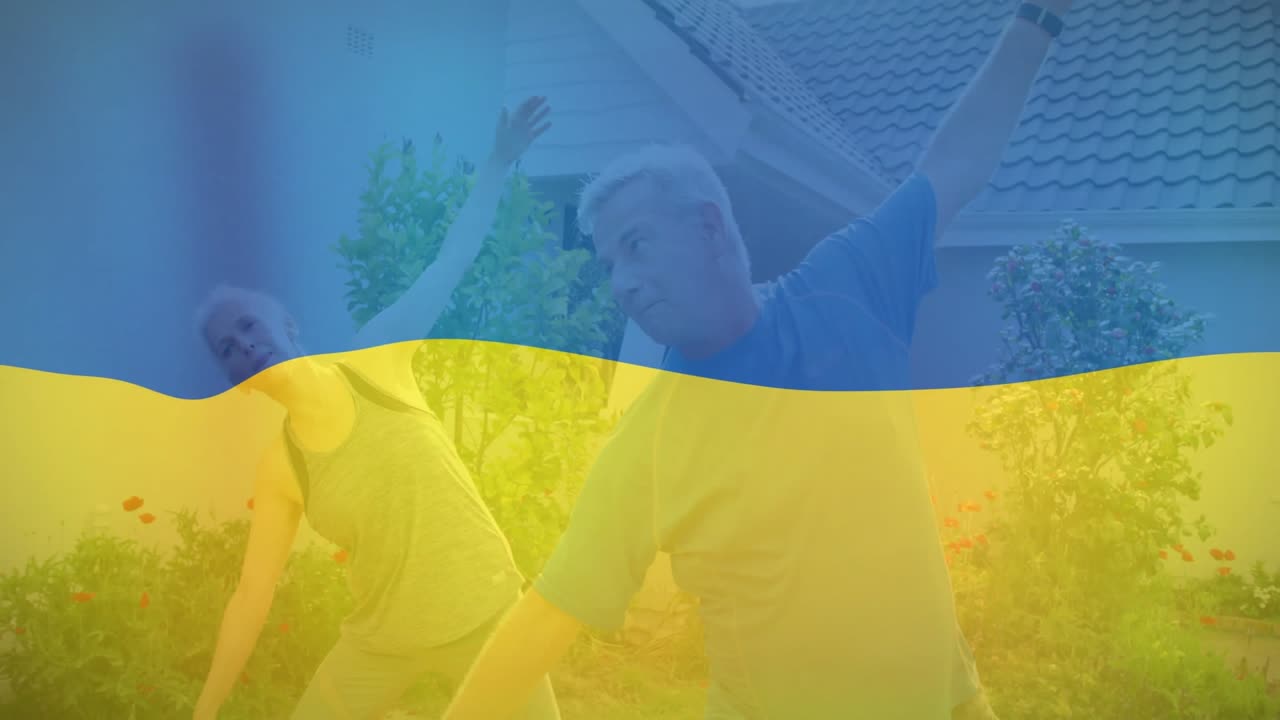 Coppia che inizia una routine di stretching fitness in giardino, sollevando le braccia con una grafica angolare che mostra la postura.