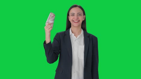 Glückliche-Indische-Geschäftsfrau,-Die-Geld-Als-Fan-Greenscreen-Verwendet