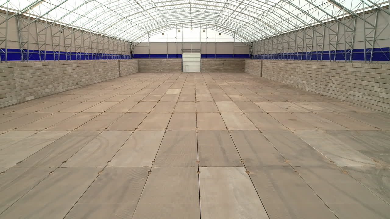 새로 지어진 곡물 창고의 내부