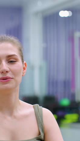 la madre da un beso de amor a su hija, abrazándola cálidamente en un entorno de gimnasio, con la niña sonriendo y sintiéndose feliz mientras se aleja, expresando alegría y afecto