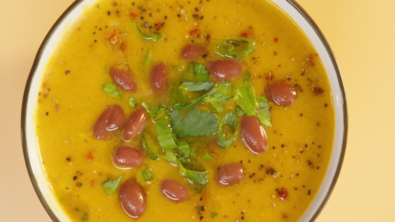 sopa de frijoles con cebolla verde de primer plano giratorio. cocina árabe. cultura tradicional de oriente medio. concepto de comida casera vegetariana, alimentación saludable