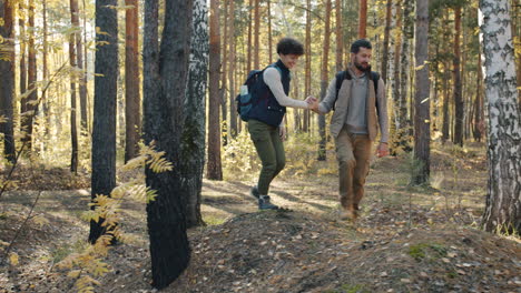 pareja de senderismo en el bosque de otoño