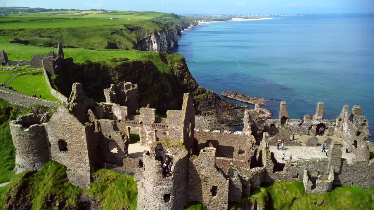 북아일랜드 북부 앤트림 카운티 해안의 부쉬밀스 (bushmills) 에 있는 던루스 성 (dunluce castle) 의 공중 촬영
