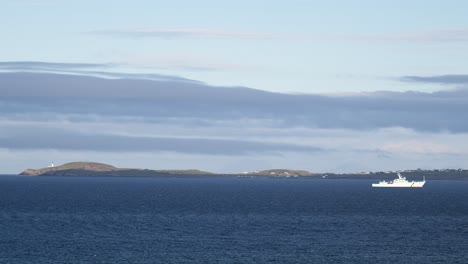 Ein-Fischereipatrouillenboot-Der-Küstenwache-Fährt-Durch-Raue-See