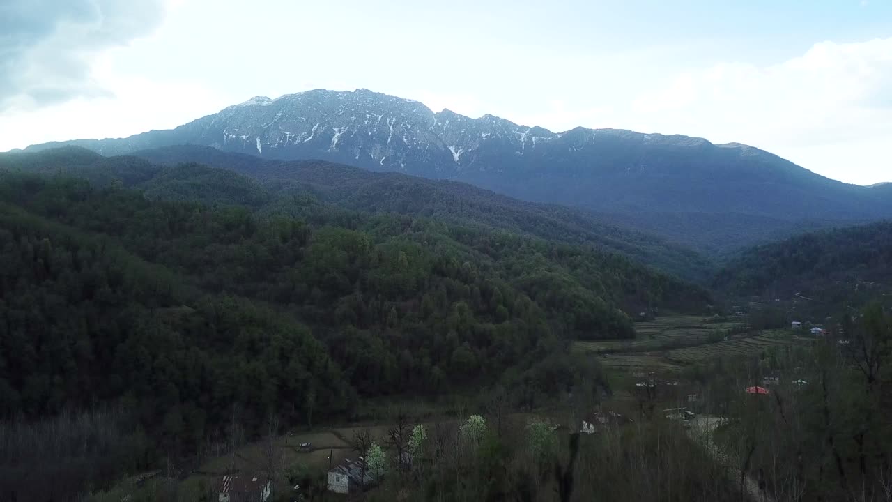 tiempo de invierno glaciar en la cumbre del pico de la montaña en irán senderismo en la temporada de primavera en el bosque y la selva del lado del río visitar atracción vista ver experiencia escénica en irán nómada gente local estilo de vida