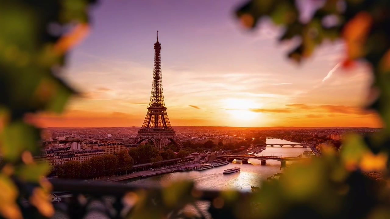 Torre Eiffel al tramonto con vista sul fiume Senna a Parigi