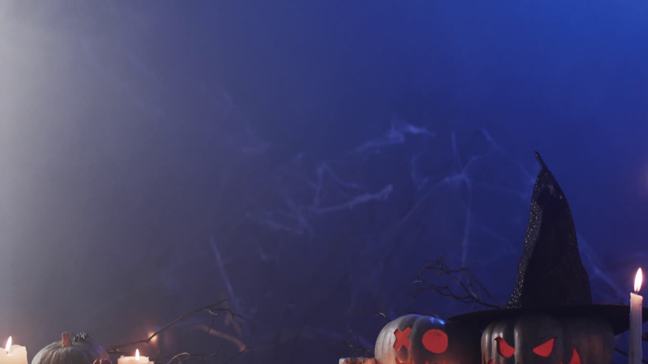 video de calabazas talladas de halloween, velas y humo con espacio de copia sobre fondo púrpura