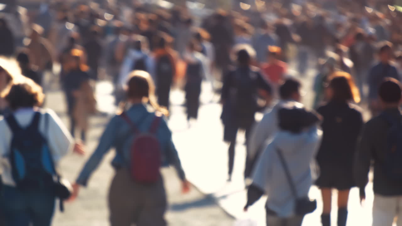 사람들이 비는 거리에서 느린 동작으로 는 사람들의 흐릿한 시각