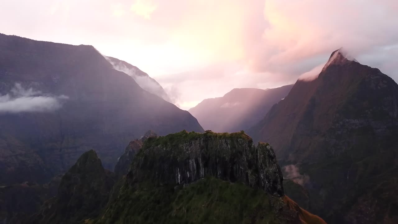 mafate 4k 일몰 드론 영상, 레위니옹 섬