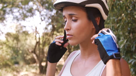 Mujer-Con-Casco-De-Ciclismo