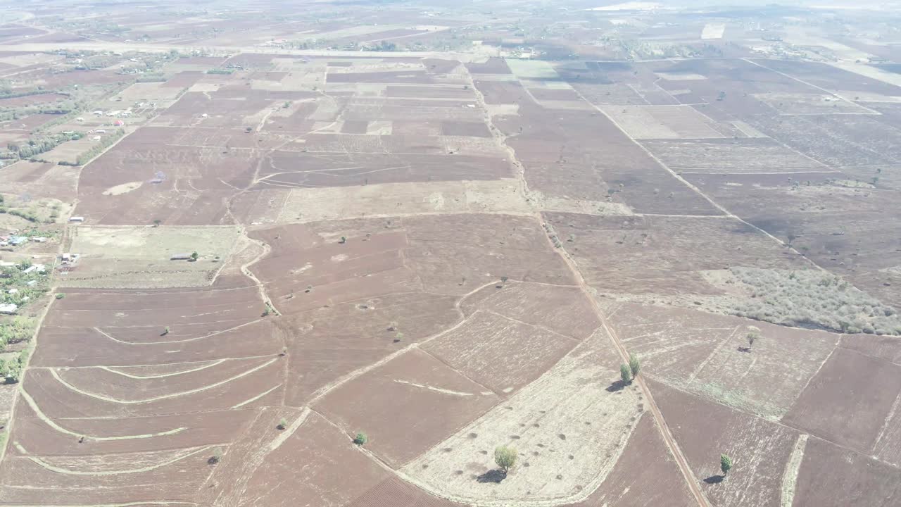 케냐 로이토키톡에 있는 마을 근처의 빈 들판의 공중 전망