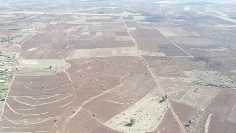 vista aérea de un campo vacío cerca del pueblo en loitokitok, kenia