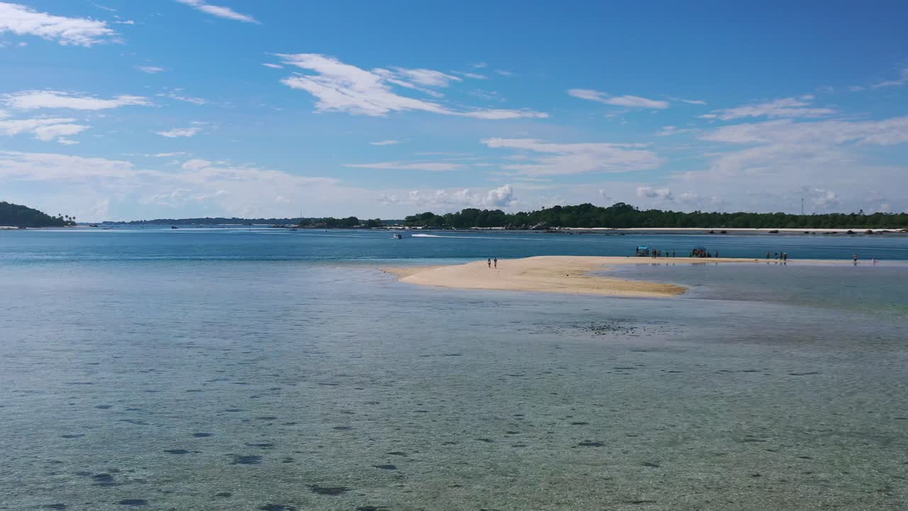 열대 청록색으로 둘러싸인 모래톱의 아름다운 공중
