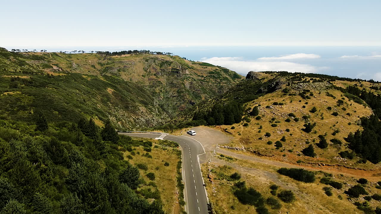 vista aérea del coche en una carretera escénica en la isla de madeira, portugal - disparo de drones
