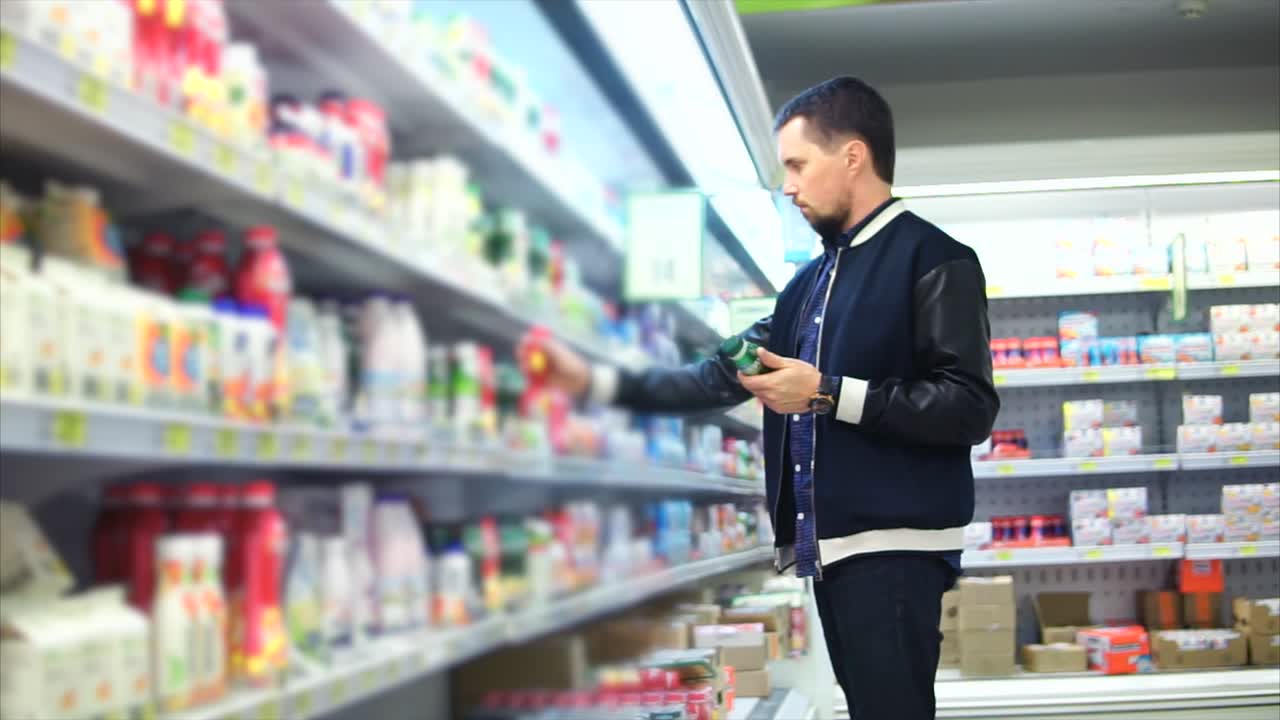 슈퍼마켓 에서 식료품 을 구입 하는 사람