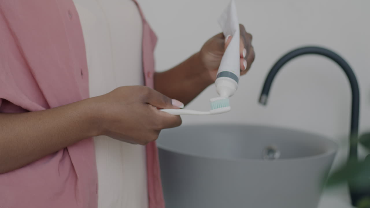 mujer cepillándose los dientes