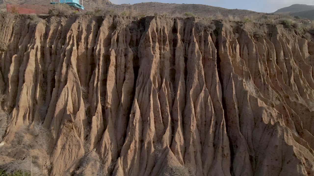 hermosos acantilados de la playa el matador en la costa de malibu california, vista aérea de 4k