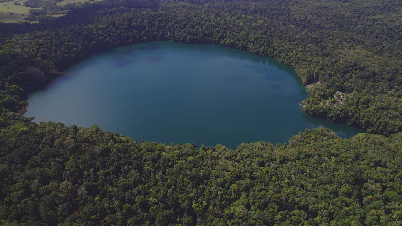atherton tableland, queensland, australia의 화산 호수 eacham - 공중 드론 샷