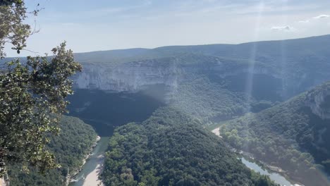 Tiro-De-Un-Hermoso-Valle-De-Gorges-De,-Ardèche-Kayak-Canoa-Francia