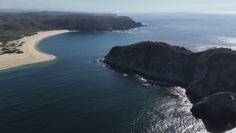 Dron-Revela-Vista-Panorámica-De-La-Bahía-De-Cacaluta-Y-La-Isla-Rocosa,-Huatulco,-Oaxaca,-México