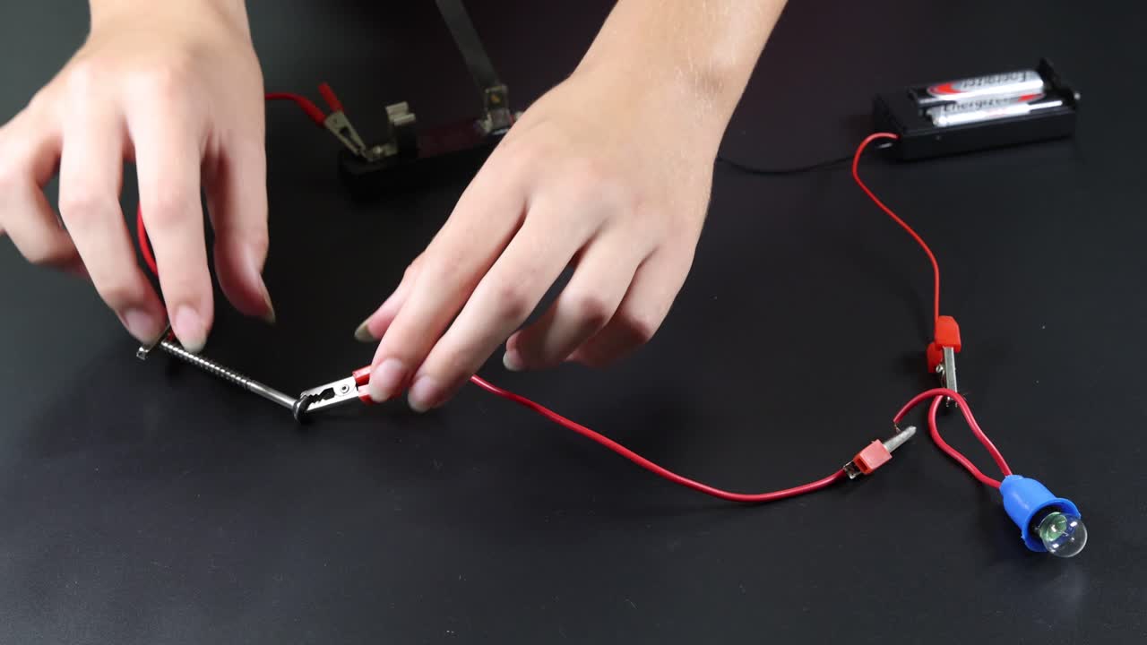 전기 회로와 재료에 대한 실용적인 실험