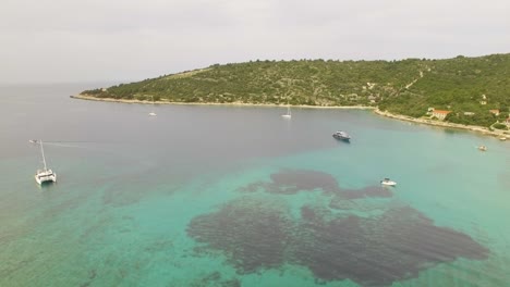 hermosa vista de la playa con botes