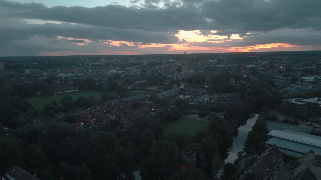 vista panorámica de la ciudad medieval de norwich al anochecer en el condado de norfolk, inglaterra, reino unido