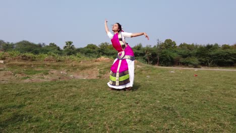 una bailarina de bharatnatyam que muestra una pose clásica de bharatnatyam en la naturaleza del lago vadatalav, pavagadh