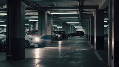coches estacionados en un garaje subterráneo